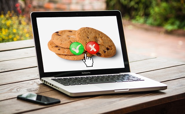 Ordenador representando la opción para aceptar o rechazar las cookies.